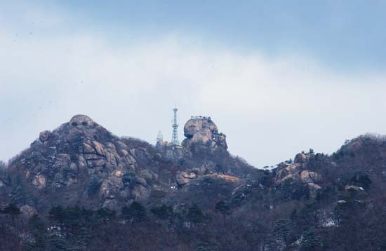 멀리 문장대가 보이나 우뚝 솟은 철제 안테나가 눈에 거슬린다. 바위 뿐이라 그런지 흰눈이 많이 날릴 듯 얼마 보이지 않는다. 